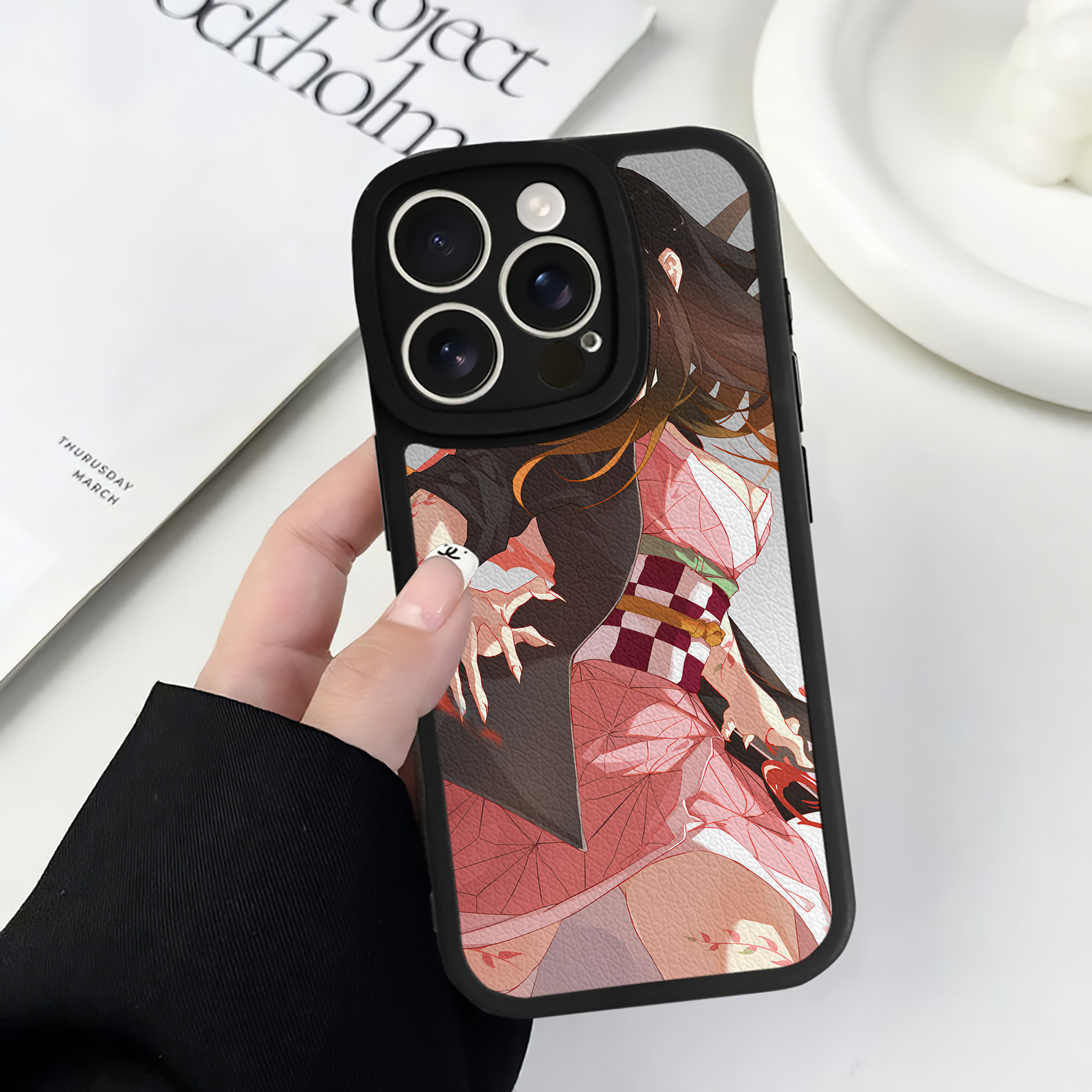 （画像用） 鬼滅の刃（きめつのやいば）竈門 禰󠄀豆子／かまど ねずこ Kamado Nezuko 【iPhone 16シリーズ対応】シリコンスマホケース（レザー調） 材質：シリコン
